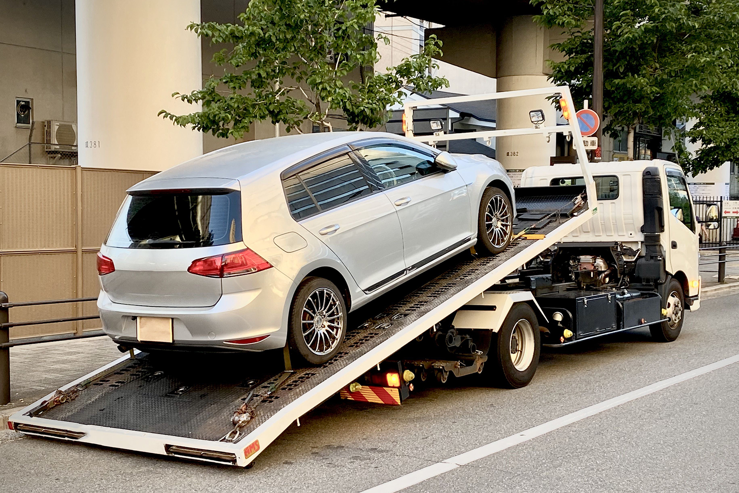 レッカーされる車両
