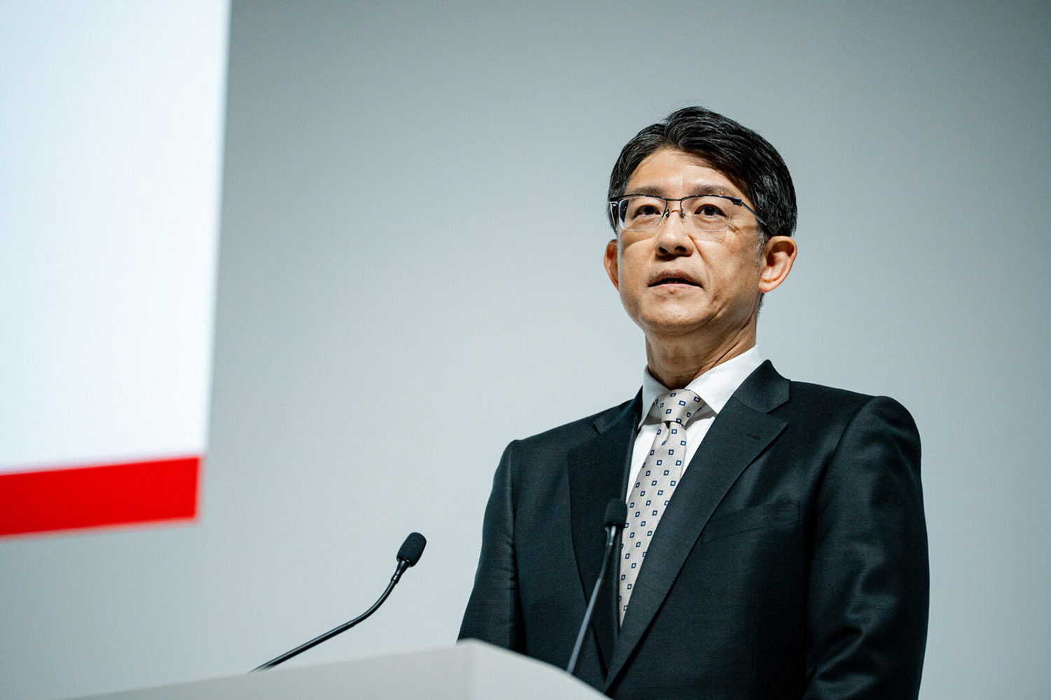 決算発表をするトヨタの佐藤社長