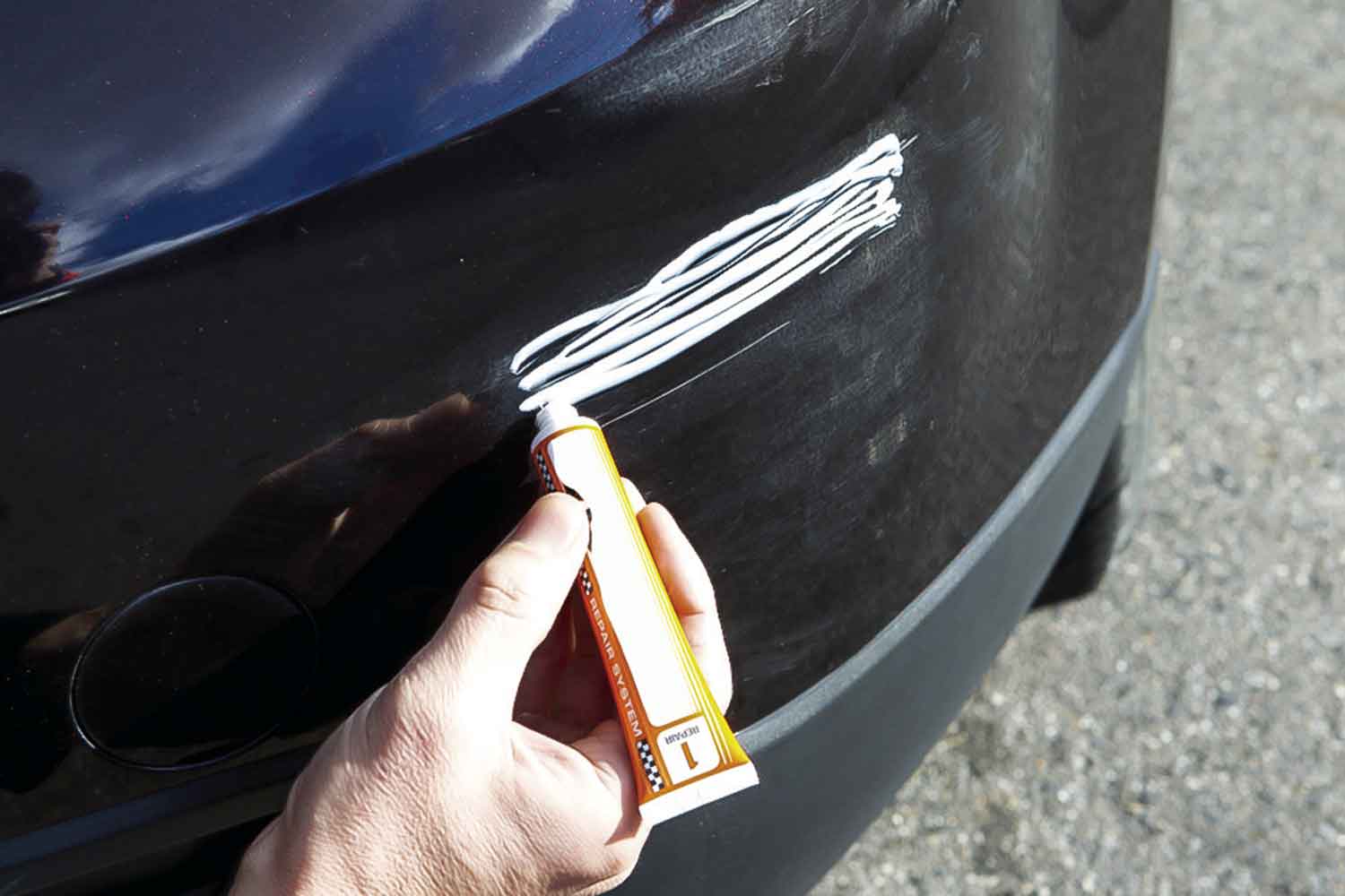 コンパウンドで傷を消しているようす