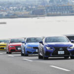 妙にとなりのクルマが近づいてきて怖いんですけど……車線内で左や右に寄って走ってるクルマってどういう状況？