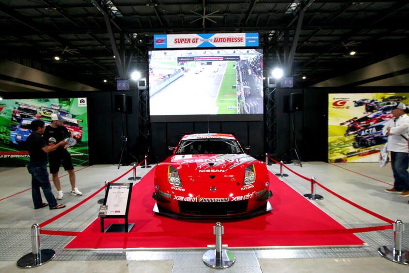 入口の大迫力なレーシングカー展示は「オートメッセ」名物