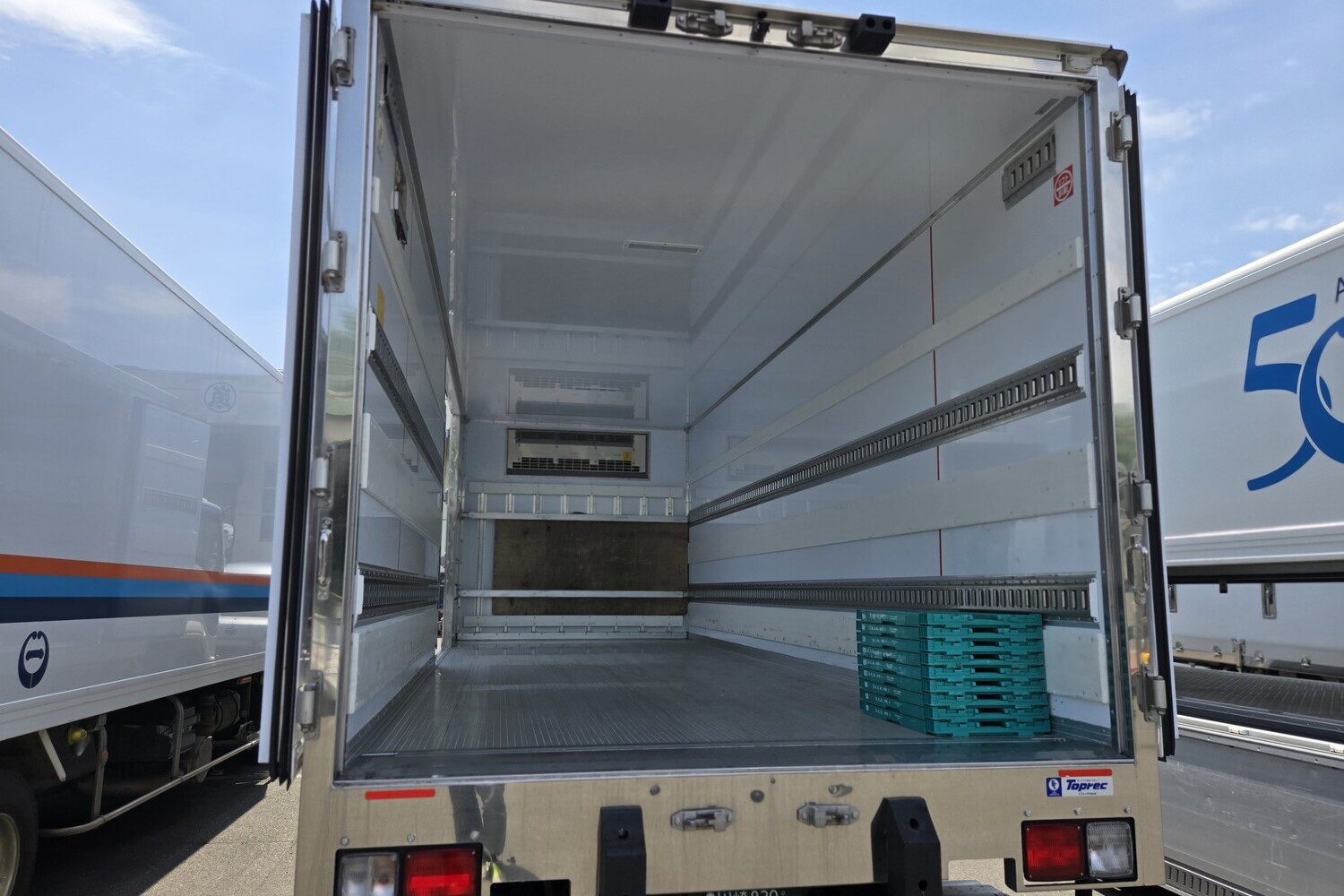 荷室を全開にして甲羅干しをするトラック