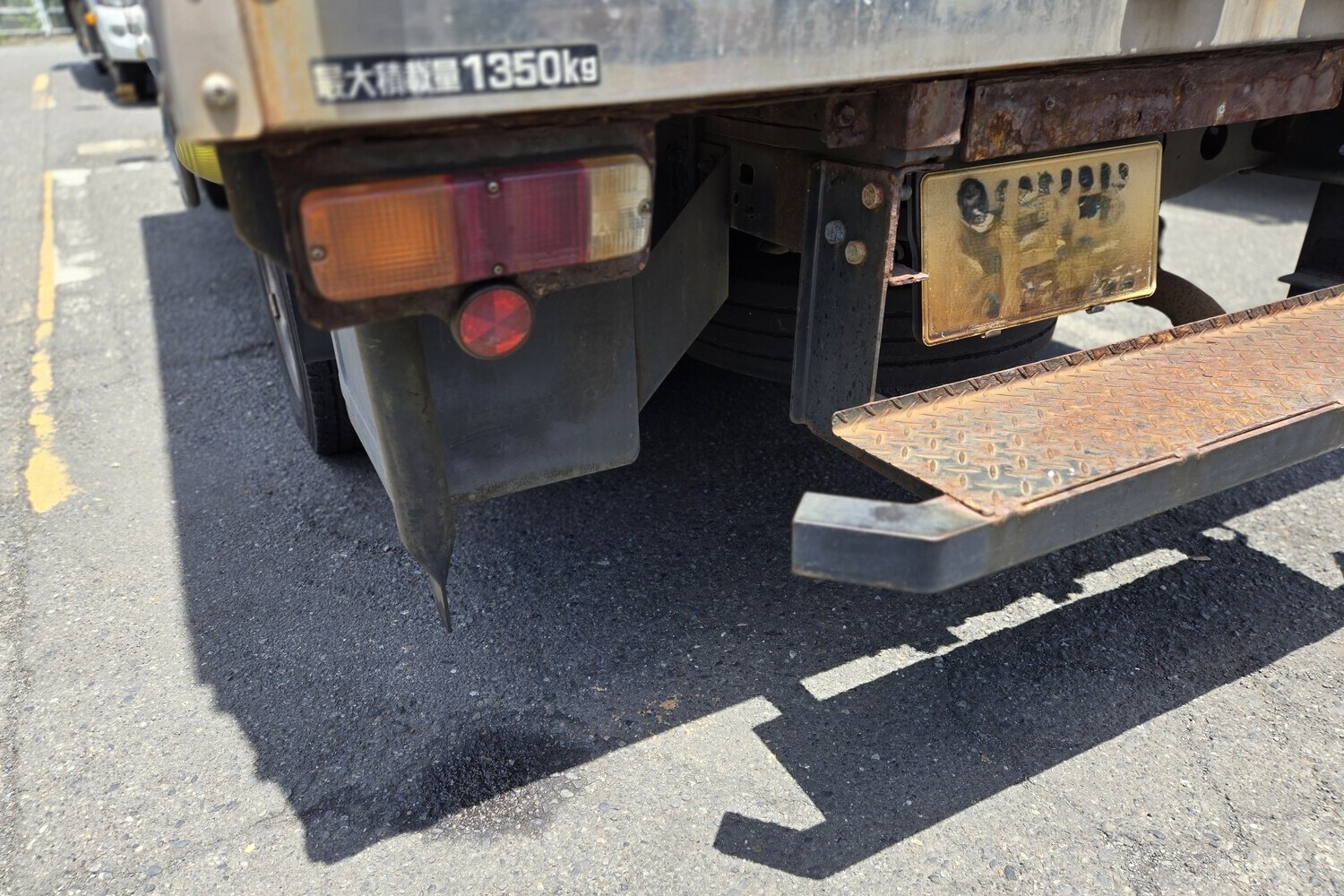 荷室の後部が赤茶色に変色したトラック
