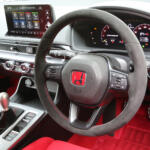 手触りも質感も最高だけど……手入れはどうする？　スウェード素材ステアリングの扱い方