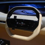 【画像】「今後の三菱はどんどんシンプルになる」ってダイナミックシールドはどうなるの!?　「ELEVANCE Concept」のデザインに隠された「格、鍛、純」の秘密【ジャパンモビリティショー2025】 〜 画像19