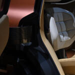 【画像】「今後の三菱はどんどんシンプルになる」ってダイナミックシールドはどうなるの!?　「ELEVANCE Concept」のデザインに隠された「格、鍛、純」の秘密【ジャパンモビリティショー2025】 〜 画像25