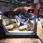 【画像】「今後の三菱はどんどんシンプルになる」ってダイナミックシールドはどうなるの!?　「ELEVANCE Concept」のデザインに隠された「格、鍛、純」の秘密【ジャパンモビリティショー2025】 〜 画像33