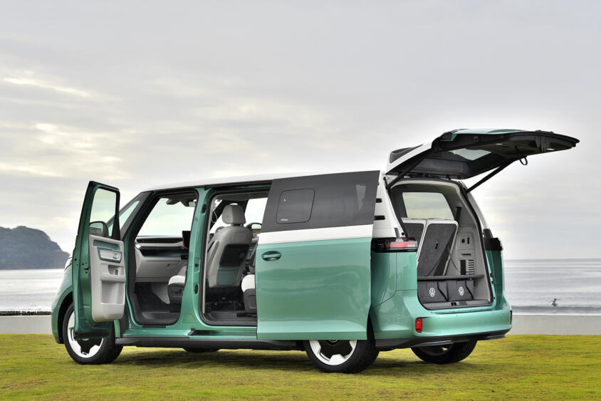 クルマ好きたるもの人と被るのは嫌！　でも家族も乗せなきゃだし……だったら選ぶしかない輸入ミニバンのススメ!!