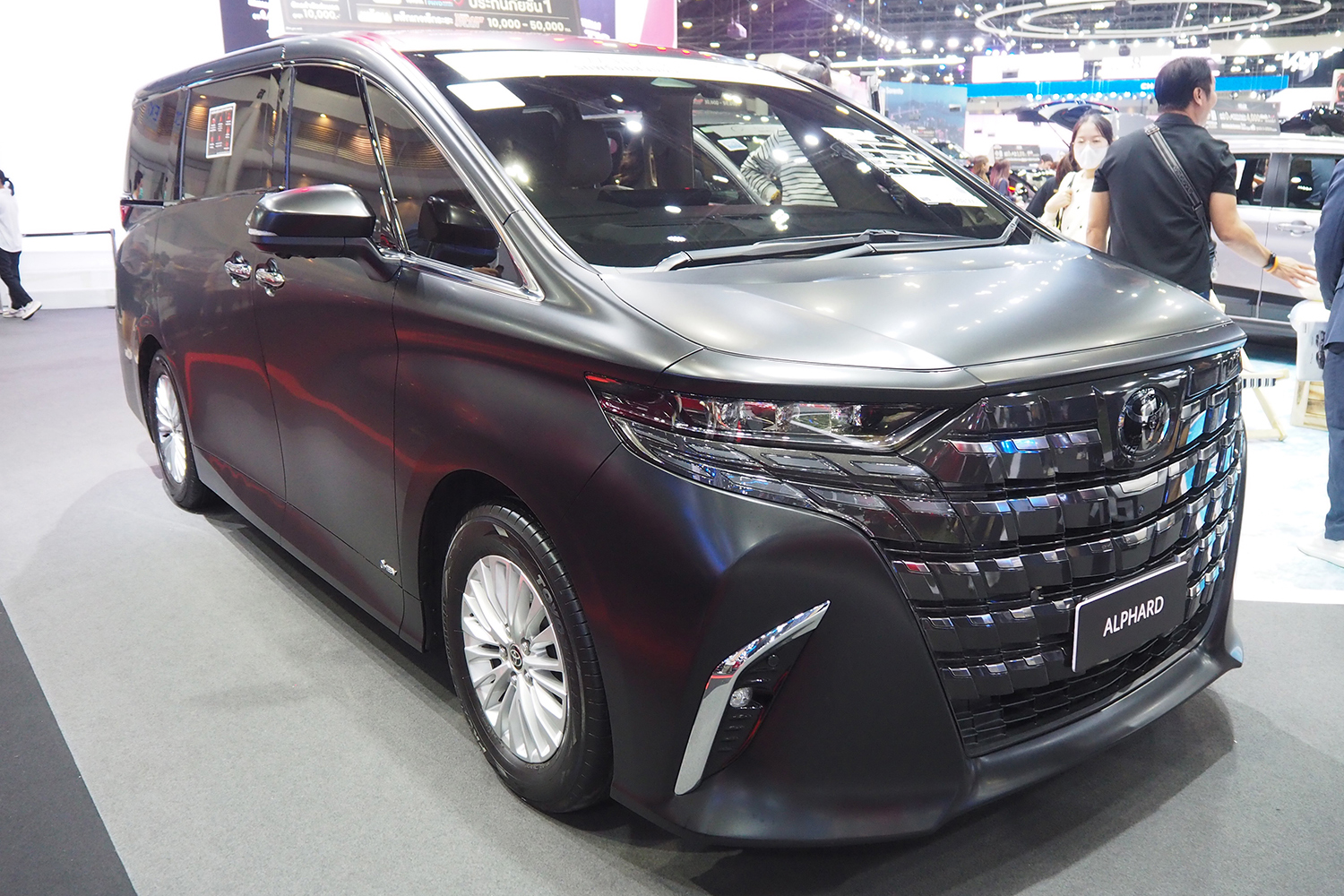 マット塗装のトヨタ・アルファード