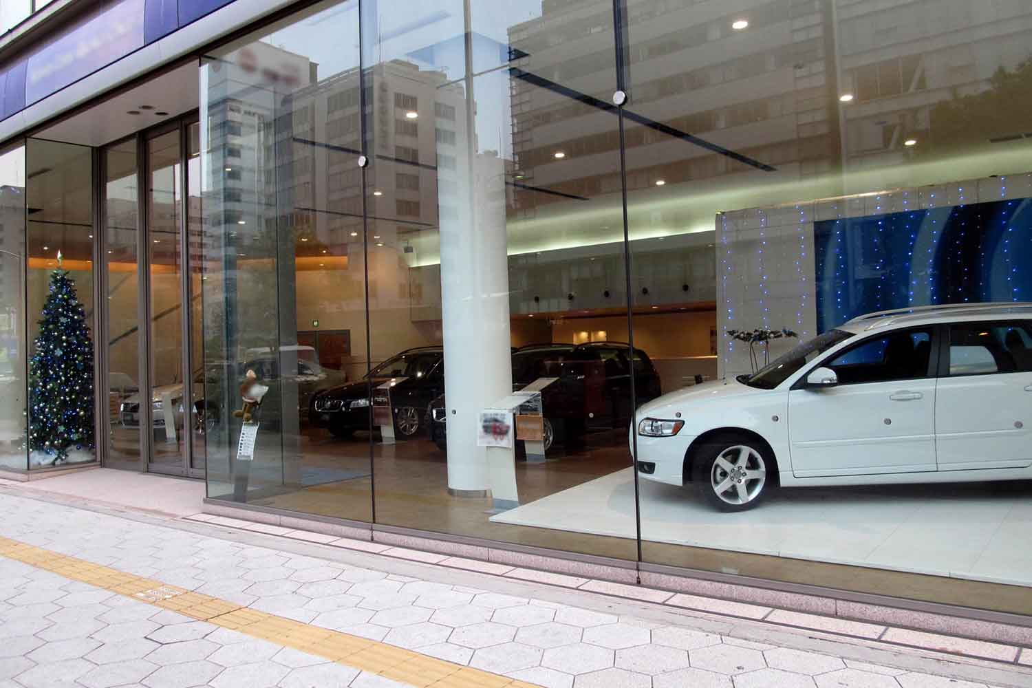 新車ディーラーの外観