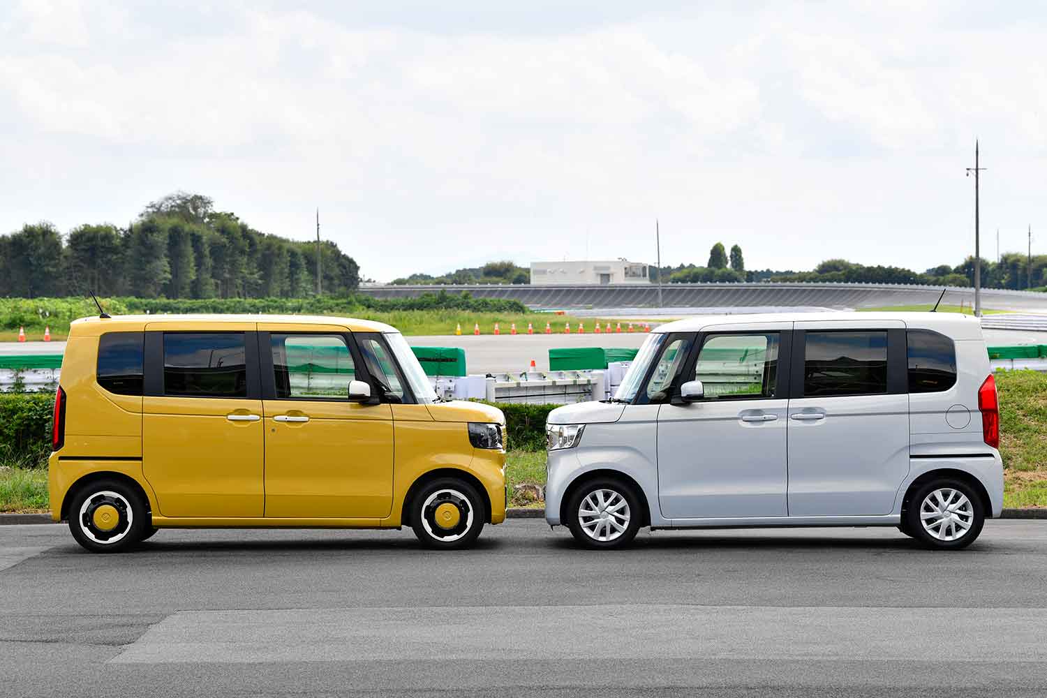 3代目（左）と2代目（右）ホンダN-BOX