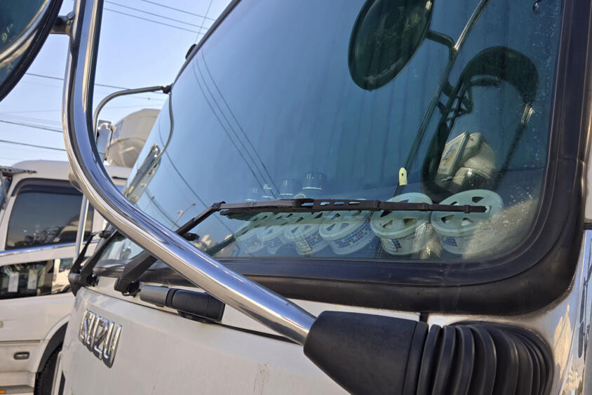 トラックのフロントガラスにずらっと並ぶ芳香剤！　そんなに匂いが好きなのかと思ったらまさかの「カスタム」要素だった