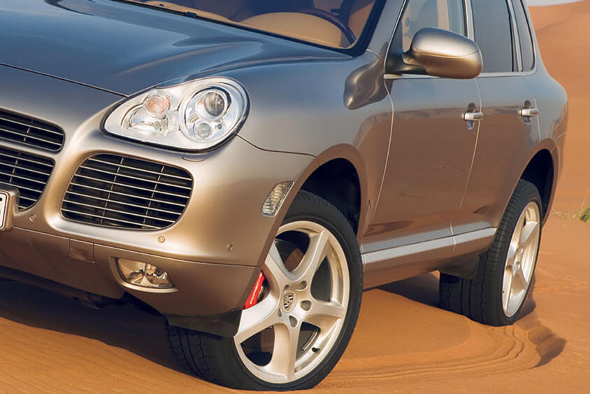 SUVじゃなくて「あくまで新しい形のスポーツカー」って言い張った！　ガチでその後のクルマ界を変えた「ポルシェ・カイエン」【21世紀スーパーカーFILE #017】