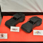 【画像】卒業制作のカスタムカーで大阪オートメッセに挑戦！　これぞ青春な２台が胸熱!!　【大阪オートメッセ2026】 〜 画像1