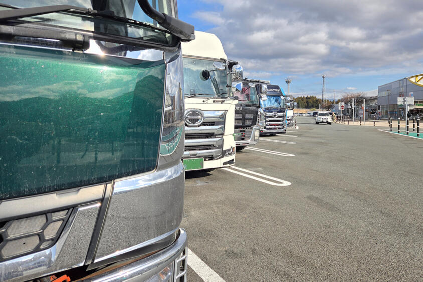 駐車されたトラックがオモシロすぎる！　高速のSA・PAでの観測がやめられない!!