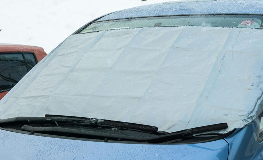 わかってると思うが「お湯かけ」厳禁！　早く出かけたいのにクルマの窓が凍っていたときの正解とは？