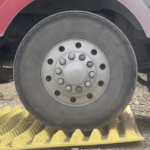 上を通るだけでタイヤの溝の泥や砂利がキレイになる！　単純だけど効果的なFODSマットがスゴイ