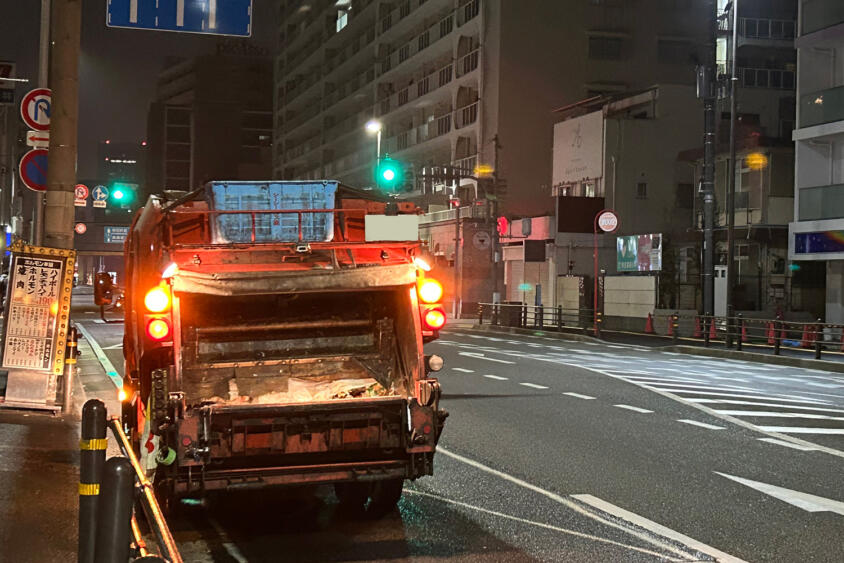 駐停車禁止場所に路駐するトラックだらけなのはなぜ？　物流現場が抱える解決不能な問題