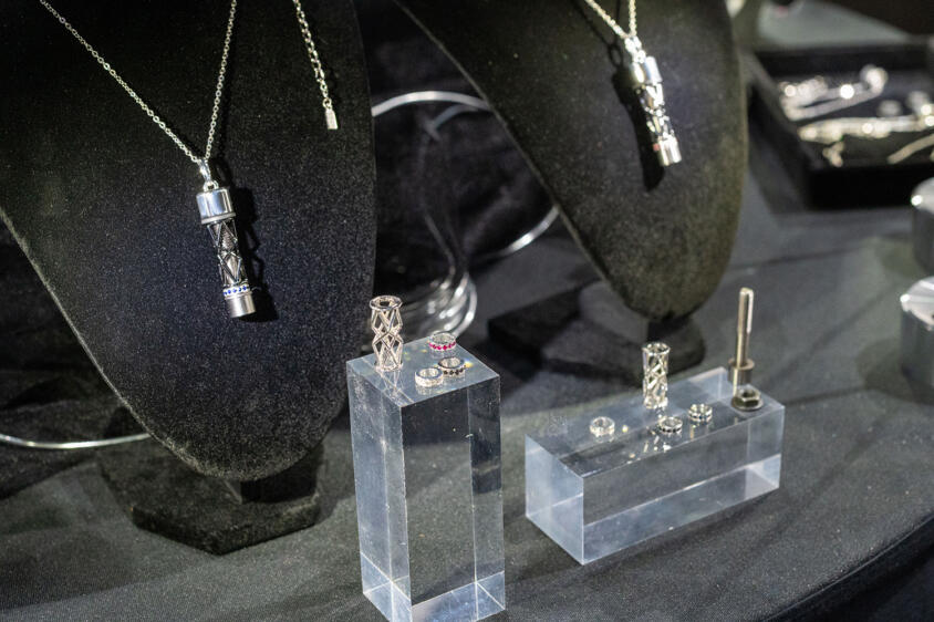 本当にベルガーがF1で使っていたパーツがアクセサリーに！　レースファン垂涎のアイテムの正体とは