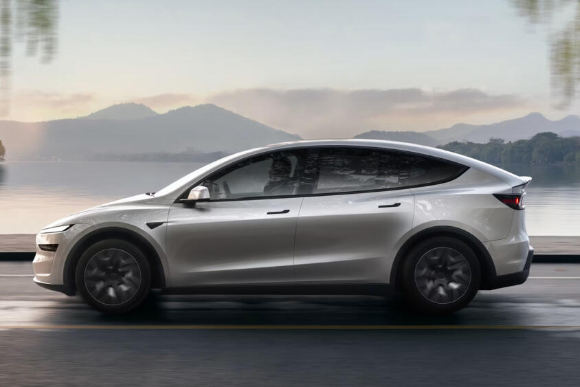 日本にピッタリのテスラが上陸！　３列シートで約800kmの航続距離を実現する「モデルＹ Ｌ」の商品力がヤバい