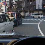 １車線道路なのに右折車が横に並んできたぞ!?　車線内でクルマが横並びって法的にアリなの？