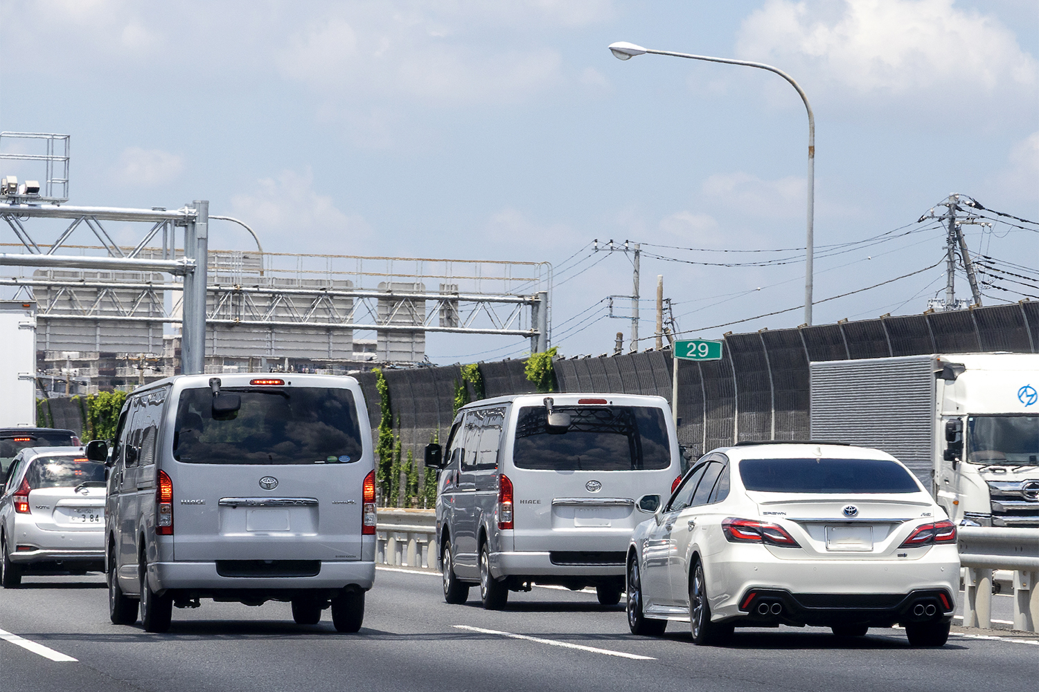 車間距離を詰めて走る車両