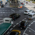 対向車が見えにくいからって鼻先を対向車線にはみ出して右折待ち！　よく見かけるこの光景じつは「違反」です!!