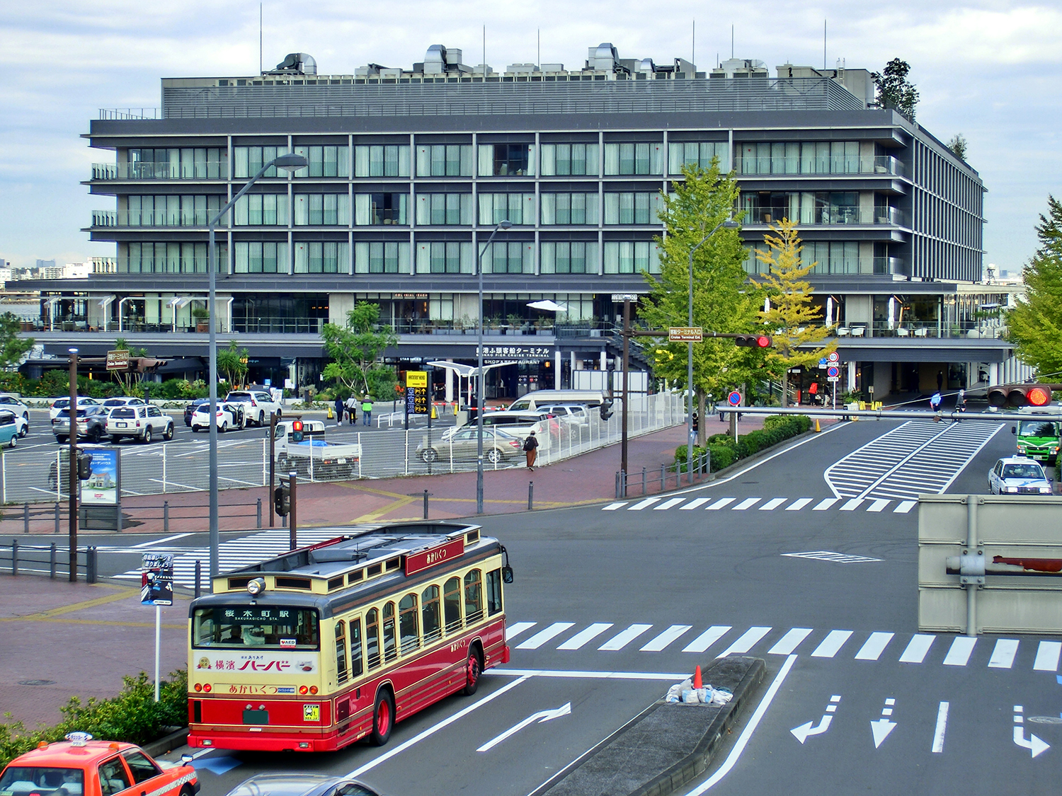 横浜市交通局の周遊バス「あかいくつ」