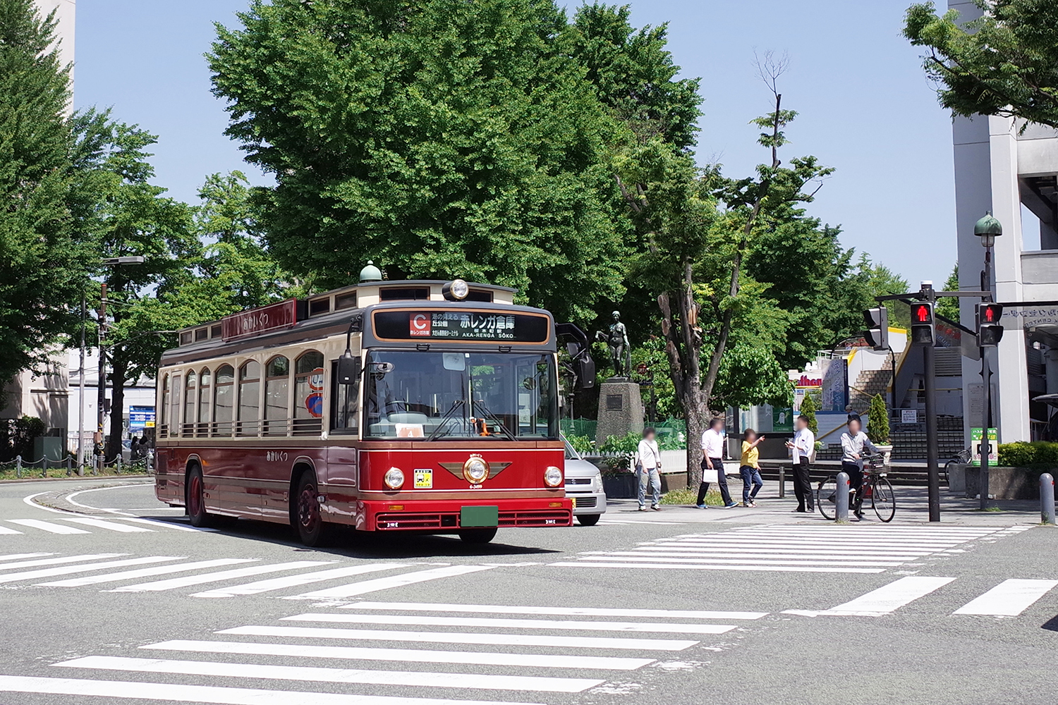 横浜市交通局の周遊バス「あかいくつ」