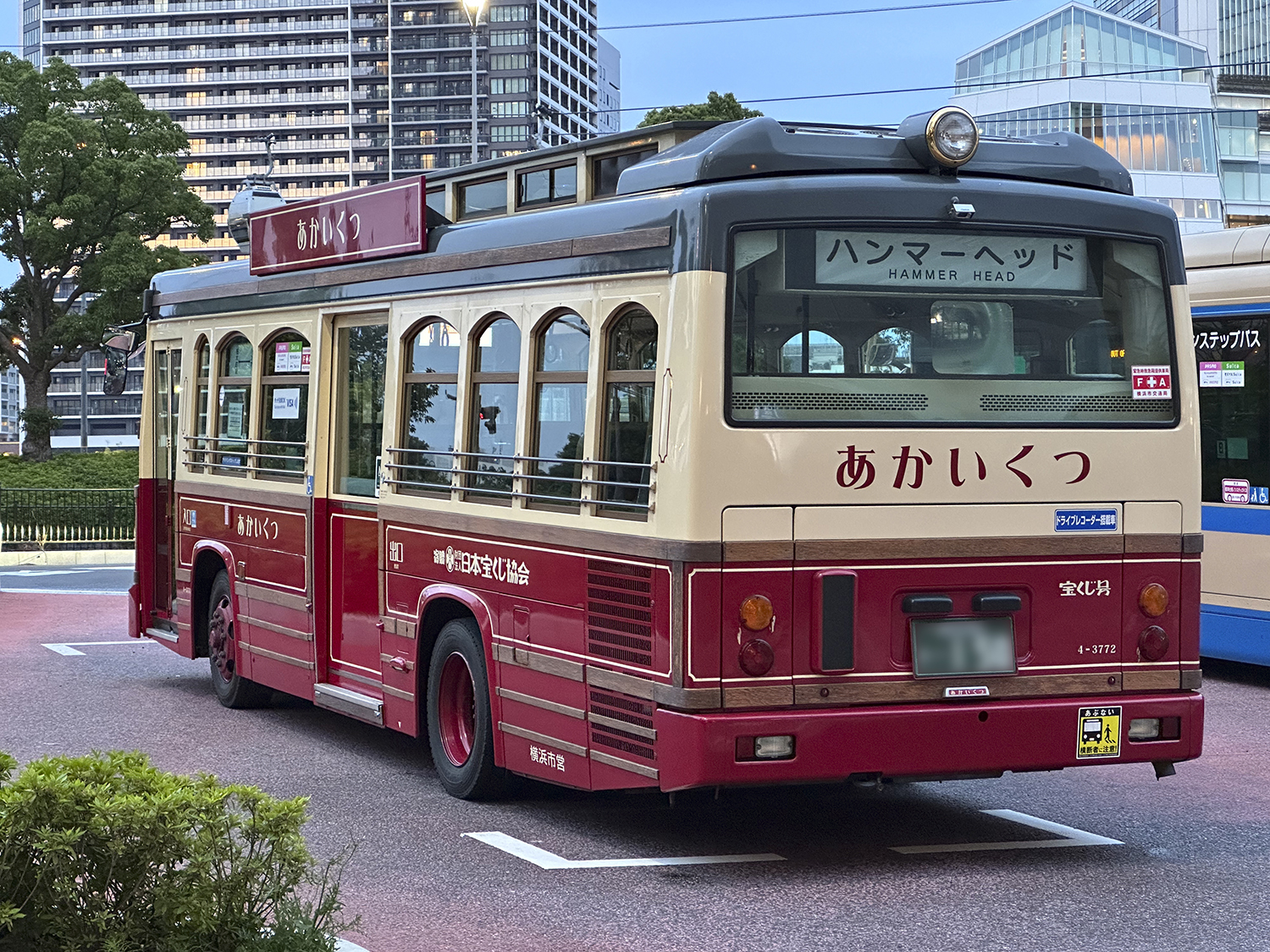 横浜市交通局の周遊バス「あかいくつ」