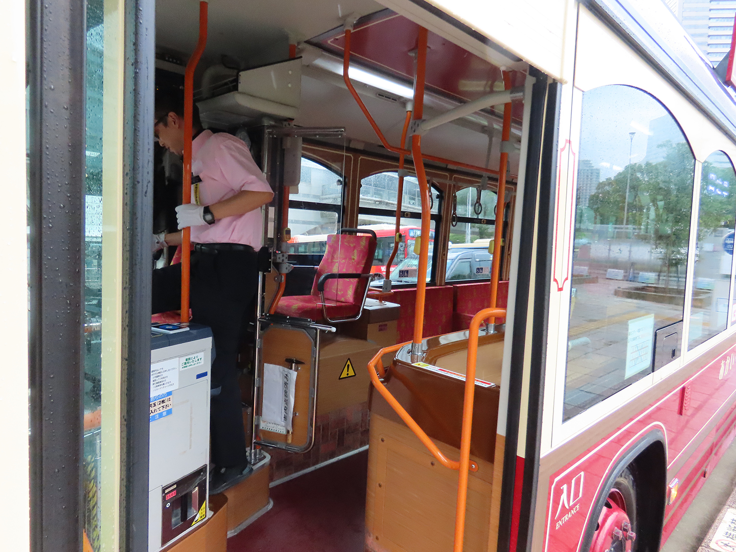 横浜市交通局の周遊バス「あかいくつ」の車内