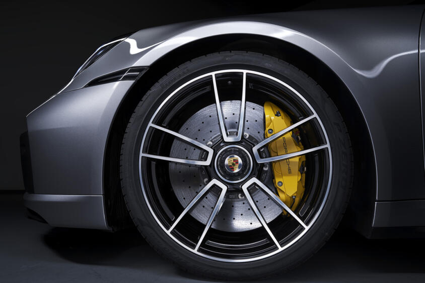 ポルシェ911のエンジンは350馬力でブレーキは1200馬力！　レーシングドライバーが語る「制動馬力」とは