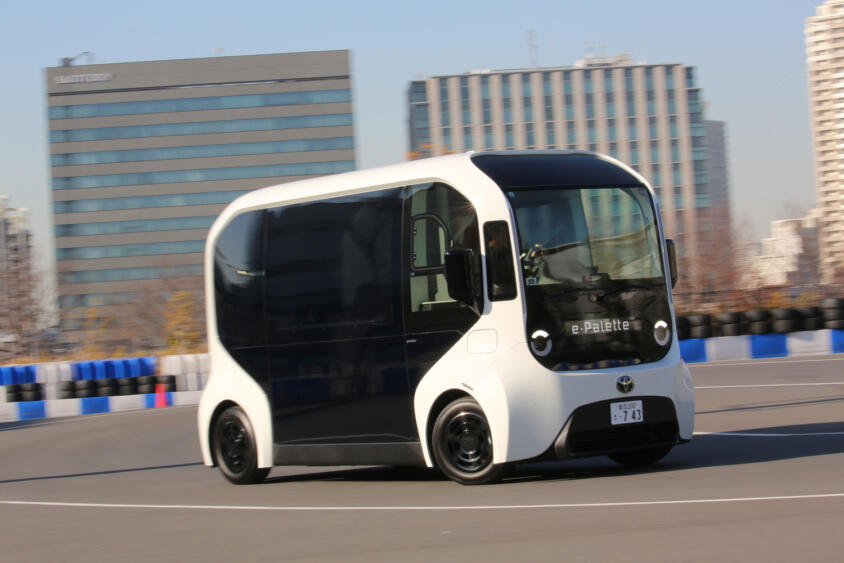運転士は不要なのに「乗務員」は必要。自動運転バスを取り巻く本末転倒な現状