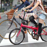 横断歩道を乗ったまま渡る自転車！　歩行者がいると反則金は5000円の違反の可能性あり