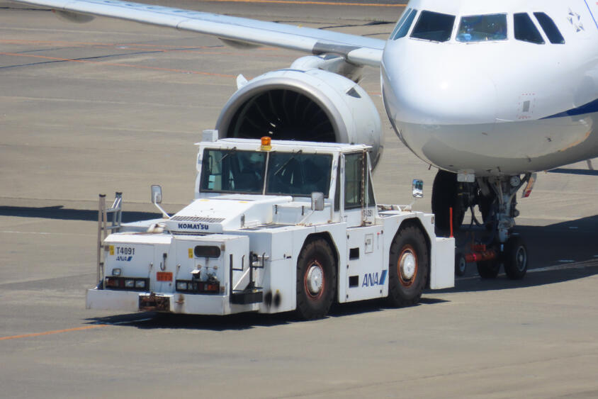 飛行機を引っ張る巨大なクルマ、じつは「免許不要」って本当？　空港の制限区域を走る特殊車両の意外なルール