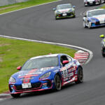 【画像】新しいマシンに新しい路面と初めて尽くしで挑む激戦の鈴鹿！　GR86／BRZ Cup第６戦に挑んだチームタクティに課された試練 〜 画像94