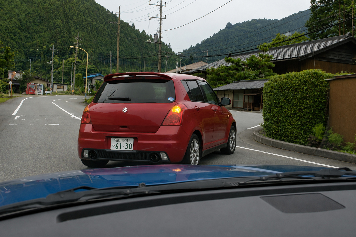 右折するクルマのイメージ