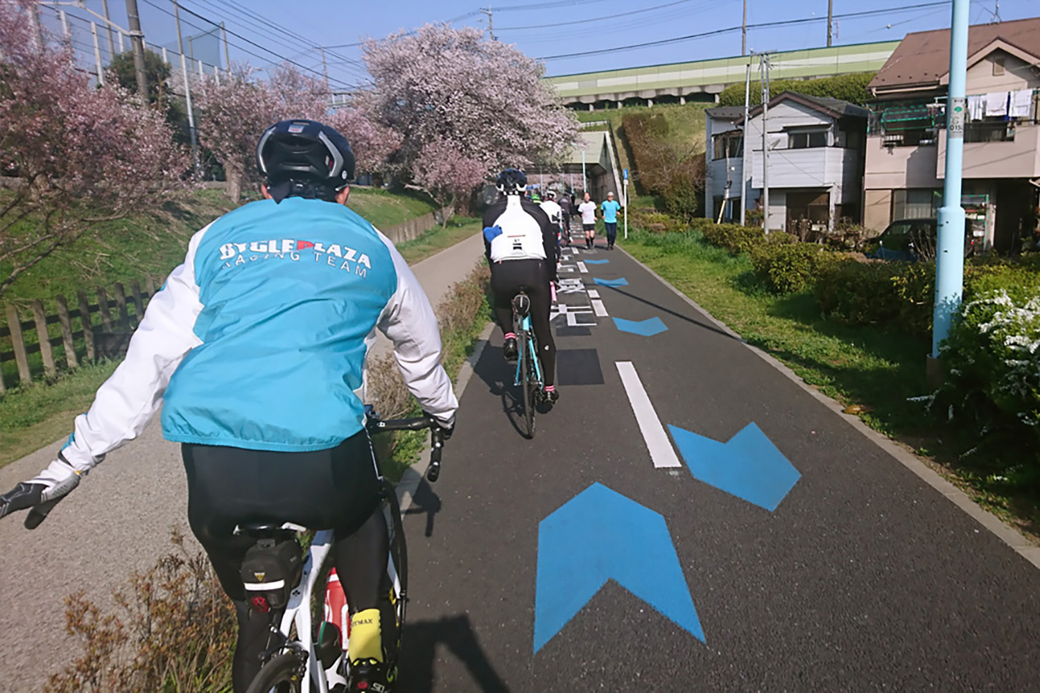ハンドサインを出す自転車のイメージ