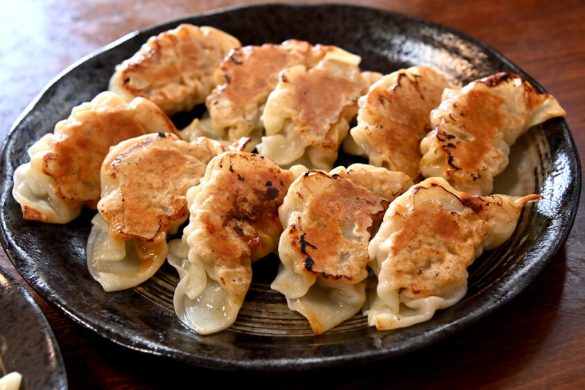 熱々を噛むと肉汁がピュッ！　茨城の山里で見つけた「究極のモチモチ餃子」が一生食べ続けられるレベル【Ｐ専食堂】