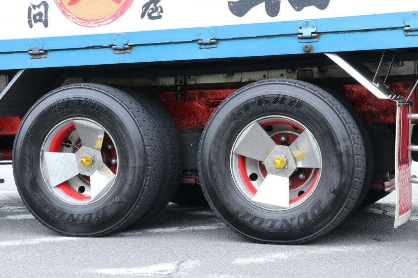 荷室洗浄に荷下ろしにと大活躍！　プロのトラック運転手が使いこなす「エアサス」の意外な裏ワザ